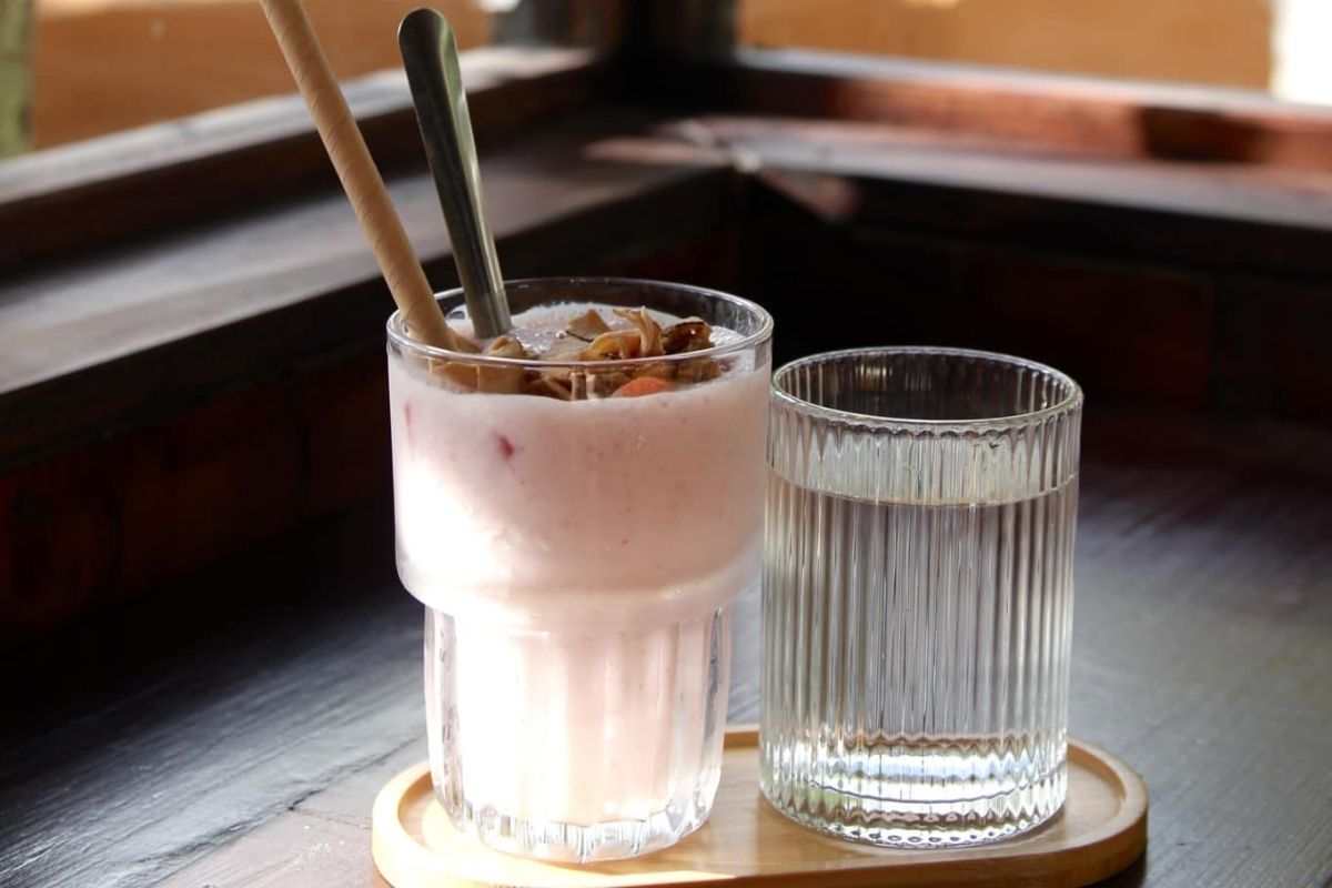 Strawberry Smoothie at Forest Coffee 